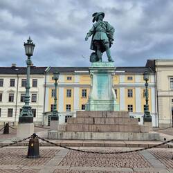 Sie ist das älteste öffentliche Kunstwerk Göteborgs und stellt Gustav II. Adolf dar.