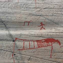 Die Felsritzungen wurden von Forschern mit roter Farbe gekennzeichnet, damit man sie besser erkennt.