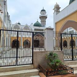100 year old Jamia Mosque seats 5,000