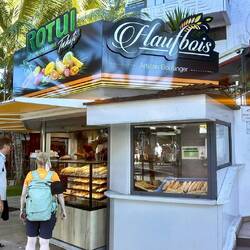 Frühstück bei einer "Boulangerie, die es hier an jeder Ecke gibt"...laut Jörgi