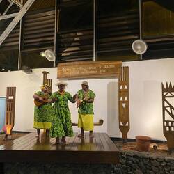 Egal ob Tag oder Nacht: man wird mit Musik, Gesang und Tanz begrüßt.