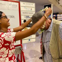 ...die jedem Besucher um den Hals gelegt werden.