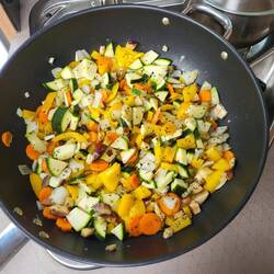 Mediterranes Gemüse mit Reis zum Abendessen.