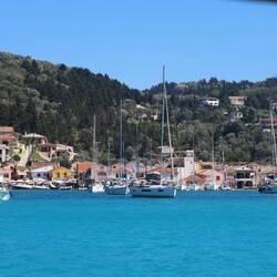 Blick zum Örtchen Lakka