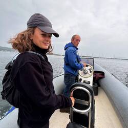 Christian et son bateau à moteur et l'énorme cerveau d'Agnès
