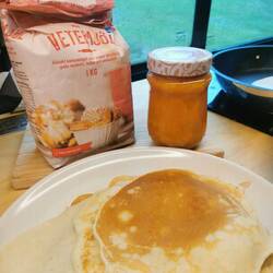 Landstrom = bequemes Kochen. Die Aprikosen wurden Füllung für die Pancakes