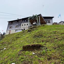 Purtschellerhaus. Links Österreich, rechts Bayern