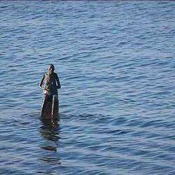 Gaia. Skulptur mit Totenkopf