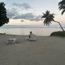 Die eine harkt, die andere chillt...