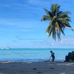 Ideale Tätigkeit zum "Runterkommen": Doreen sammelt mit einer Harke das angespülte Seegras zusammen.