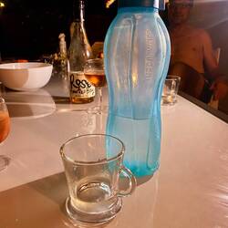 Um einen sicheren Transport zu gewährleisten, musste der Ouzo in Tupper umgefüllt werden.