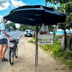 Sehr verführersisch: fangfrischer Thunfisch...aber ungekühlt. Also, doch besser aus dem Supermarkt.