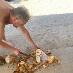 Oli tötet eine Kokosnuss für uns...gar nicht so ohne! Die Dinger sind wirklich hart.