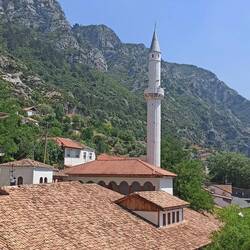 Unzählige Souvenir-Geschäfte säumen den Wed zur Burg