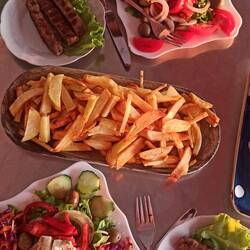 Ein letztes albanisches Abendessen für uns auf der herrlichen Terrasse mit Weitblick.