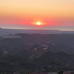 Hier haben wir den Sonnenuntergang und später das Lichtermeer noch einmal ausgiebig genossen.