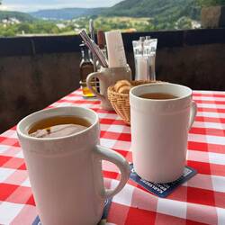 Viez in der Porz: im Moselfränkischen wird der lokale Apfelwein im weißen Porzellanbecher serviert