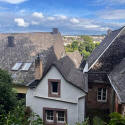 Altstadt auf dem Weg hoch zur Saarburg, im Hintergrund die Neustadt am anderen Saarufer