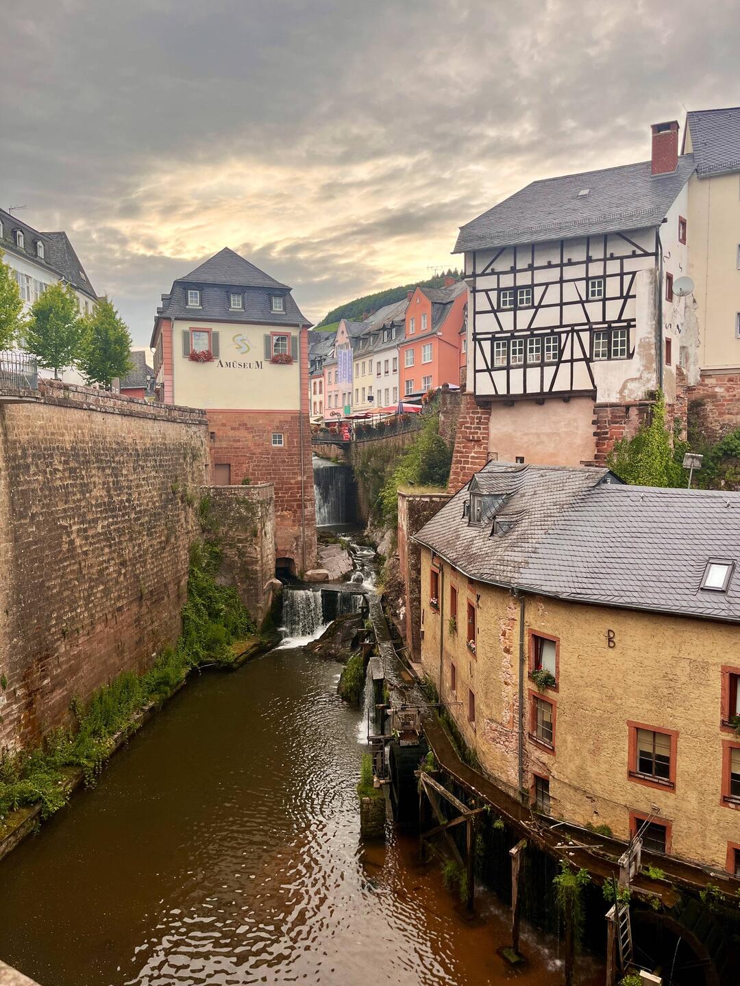 Leuk Wasserfall und "Tümpelmauer" mitten in der Saarburger Altstadt
