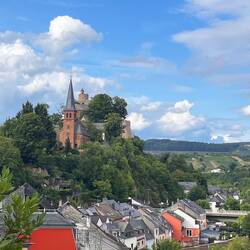 Ev. Kirche Saarburg (1893), dahinter die Saarburg (10. Jh.)