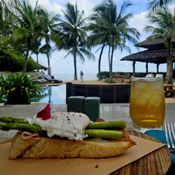 Letztes Frühstück mit Blick aufs Meer