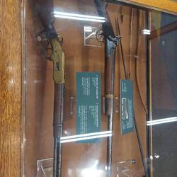Winchester, US Armygewehr und Säbel.