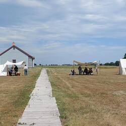 Rechts Camp, links die Waschfrau.