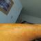 Arm fault und Handy fokusiert die Wand.