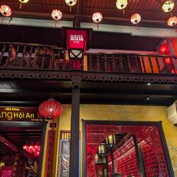 ... everywhere lanterns!