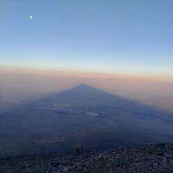 Der Schatten des Ararat beim Sonnenaufgang