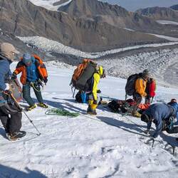 Notfall Bergungsaktion - acht Leute beteiligt