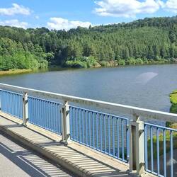 Ein schöner Stausee unterwegs