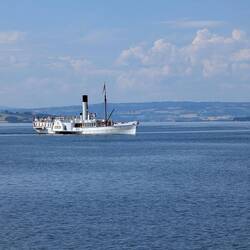 Raddampfer im Hafen Hamar