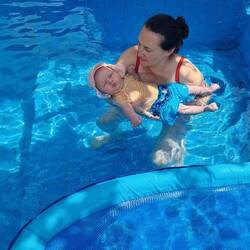 Et Noé découvre la piscine