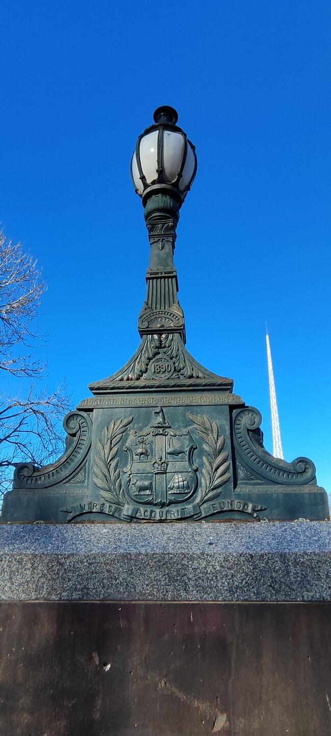 Stadtwappen Melbourne an einer Laterne am Yarra River