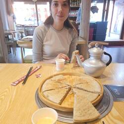 Petit déjeuner: gâteau au yaourt de lait de Yack et thé au lait de Yack aux épices!