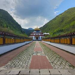 L'entrée imposante du parc naturel de la mont Shika, également lieu sacré d'où les moulins à prières