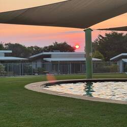 Zonsopkomst bij het zwembad