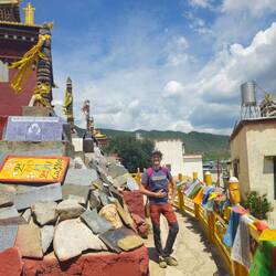 En se promenant dans la ville, on trouve bon nombre de reliquaires, stupas et tombes