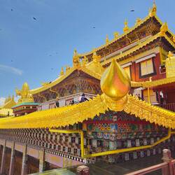 L'opulence se trouve jusque sur les toits éblouissants dorés à la feuille d'or