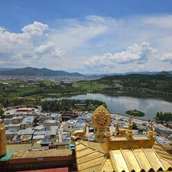 Avec le lac et les collines boisées, et au loin, la ville de Shangri La.