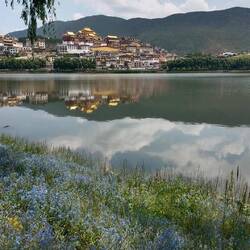 En faisant le tour du lac, la ville-monastère s'offre de plus en plus imposante à nos yeux éblouis