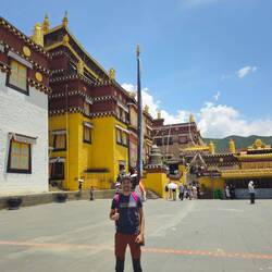 Encens, offrandes de toutes sortes (fruits et alcools), lampe de beurre de Yack (odeur garantie!)