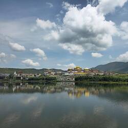 ...avant d'atteindre un lac dont le reflet majore la majesté du site