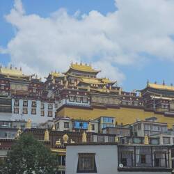 ...par la beauté mais aussi la réverbération des rayons du soleil sur les toits dorés des 3 halls