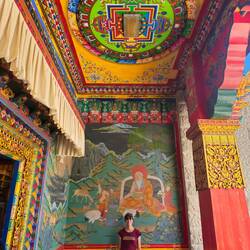 La porte Sud du Monastère donne le ton au niveau des couleurs vives