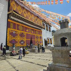 Après une belle série de marches en pente raide, nous accedons à la place centrale avec les 3 halls