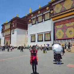 Chacun abrite de magnifiques sculptures géantes de Bouddhas dorés avec des fresques vives