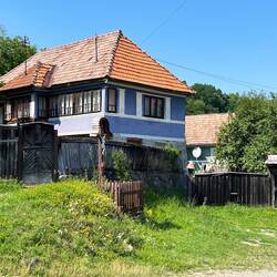 Haus mit geschnitztem Tor in Atia