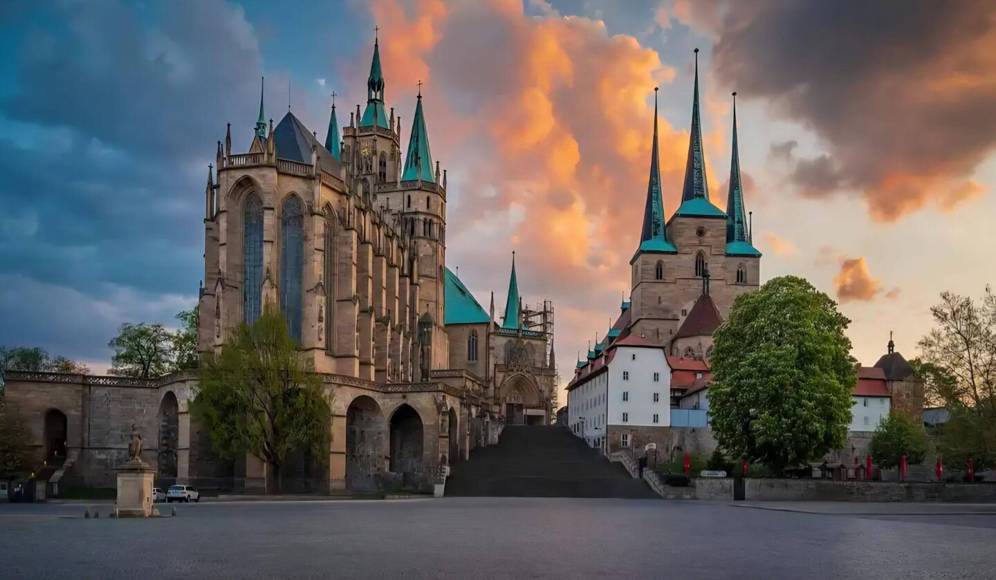 Der Dom ist das Erfurter Wahrzeichen (das schöne Bild ist aus dem Internet)
